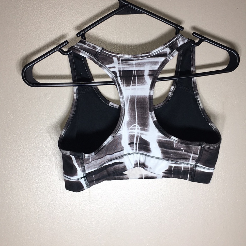 Nike sports bra gray black and white size small lighting bolt pattern​​​ - Picture 6 of 7
